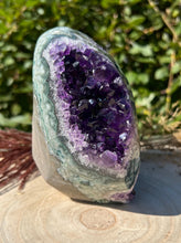 Lade das Bild in den Galerie-Viewer, Amethyst Kristall Freiform mit Standfläche extra A - Qualität Nr.2
