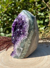 Lade das Bild in den Galerie-Viewer, Amethyst Kristall Freiform mit Standfläche extra A - Qualität Nr.2
