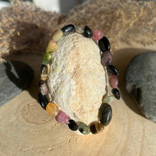 Lade das Bild in den Galerie-Viewer, Turmalin Mix Nugget Armband
