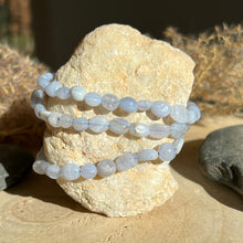 Lade das Bild in den Galerie-Viewer, Chalcedon blau Nugget Armband
