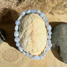 Lade das Bild in den Galerie-Viewer, Chalcedon blau Nugget Armband
