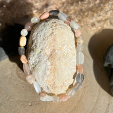 Lade das Bild in den Galerie-Viewer, Mondstein Mix Nugget Armband
