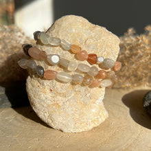 Lade das Bild in den Galerie-Viewer, Mondstein Mix Nugget Armband
