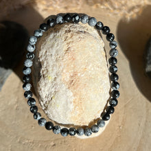 Lade das Bild in den Galerie-Viewer, Schneeflocken Obsidian Kugel Armband 4mm 9SC
